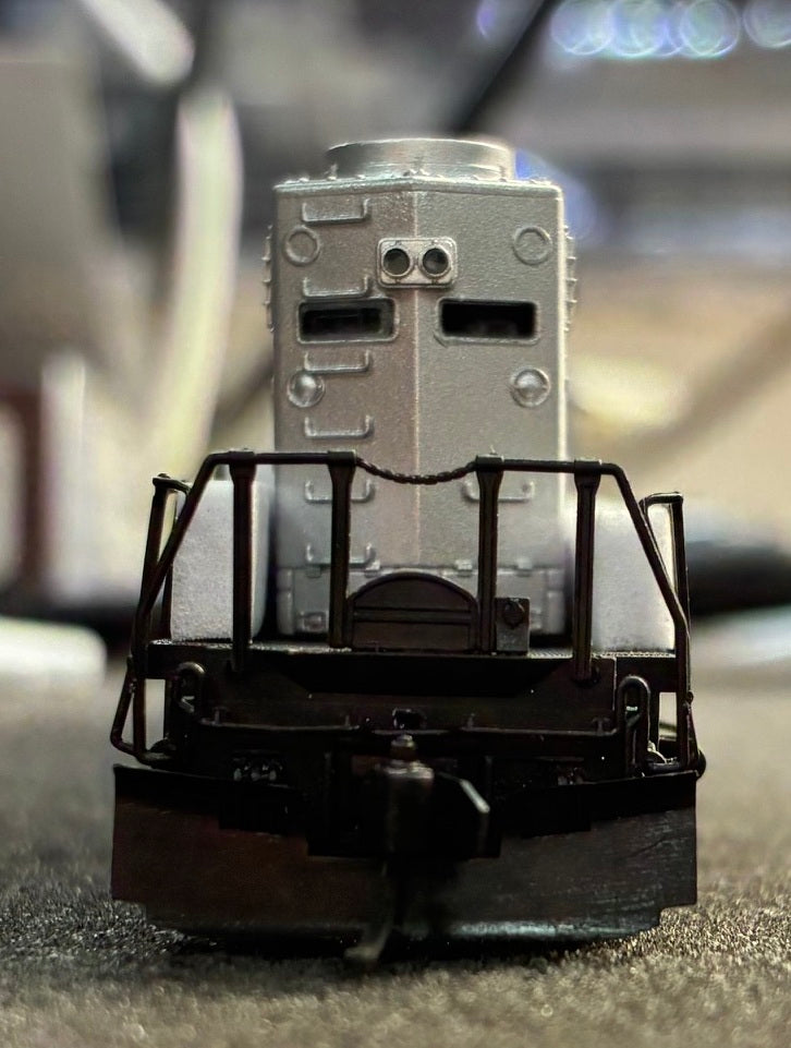 ***Blemished Pre-Production Sample (see photos, sold as-is) REFURBISHED BPSRSD40-2 EMD SD40-2, Unlettered/Unnumbered , No-Sound / DCC-Ready, N