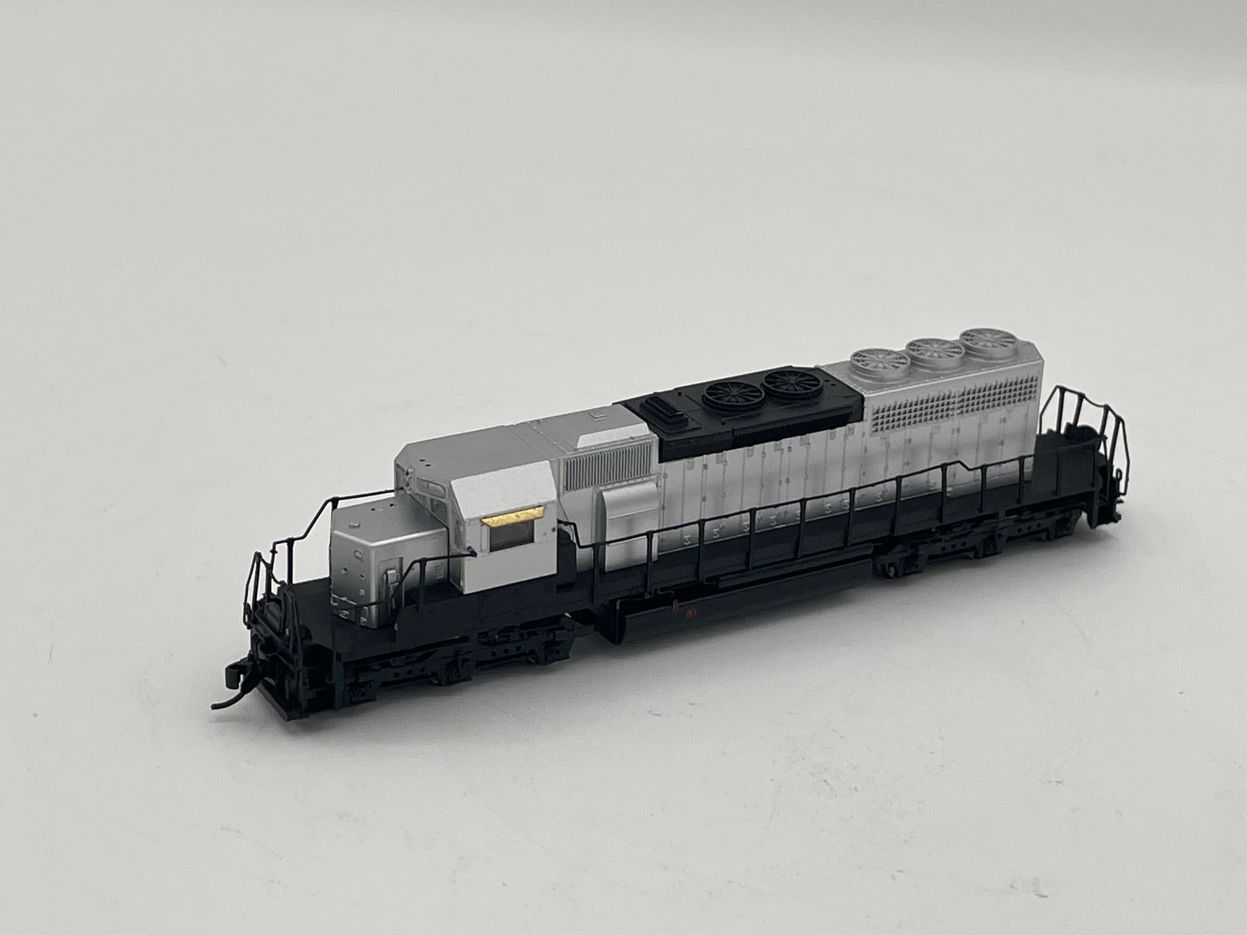 ***BLEMISHED (See photos, sold as-is) Pre-Production Sample REFURBISHED BP4PPSRSD40-2 EMD SD40-2, Unlettered/Unnumbered , Paragon4, Sound, DC/DCC, N