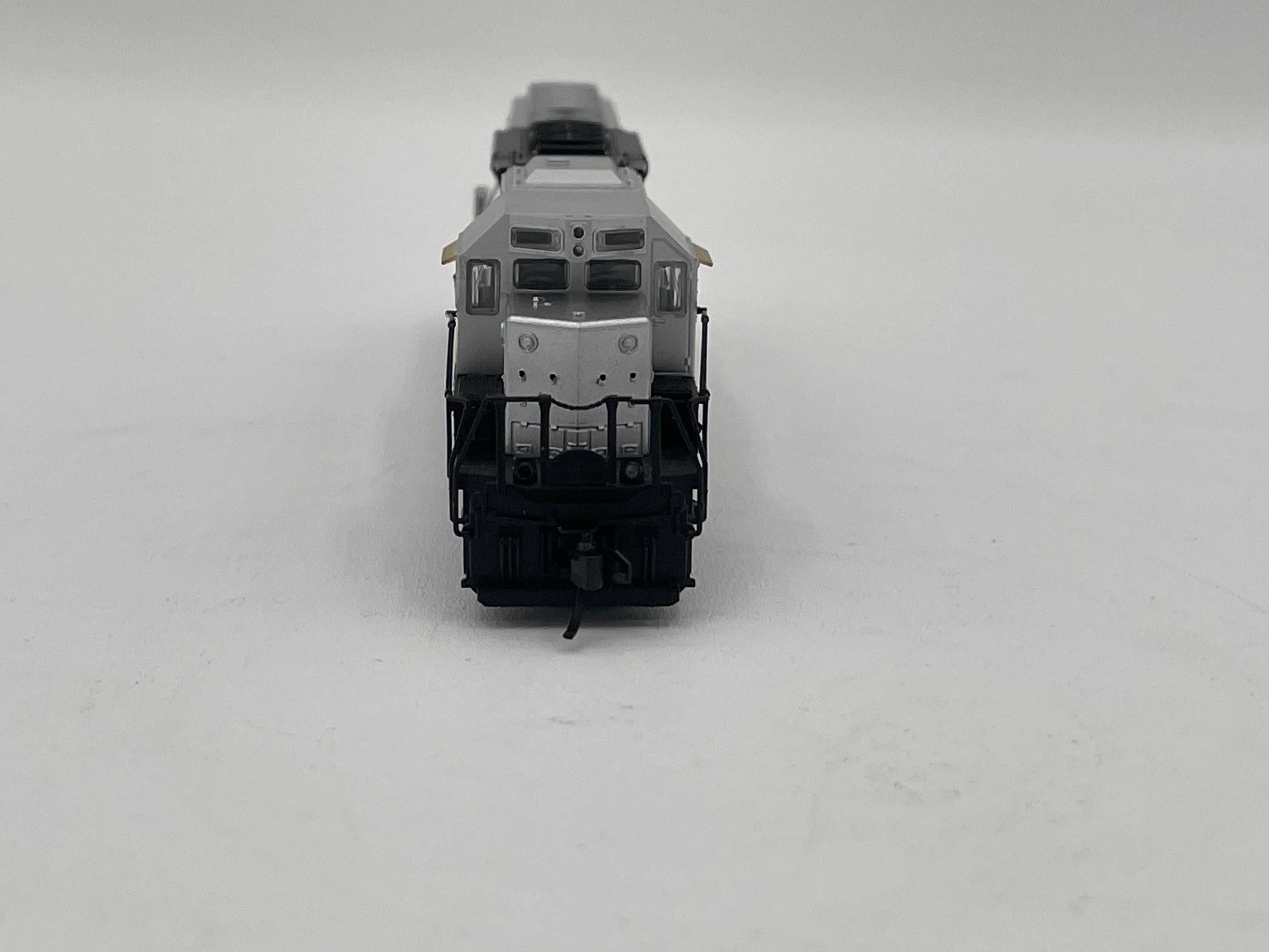***BLEMISHED (See photos, sold as-is) Pre-Production Sample REFURBISHED BP4PPSRSD40-2 EMD SD40-2, Unlettered/Unnumbered , Paragon4, Sound, DC/DCC, N