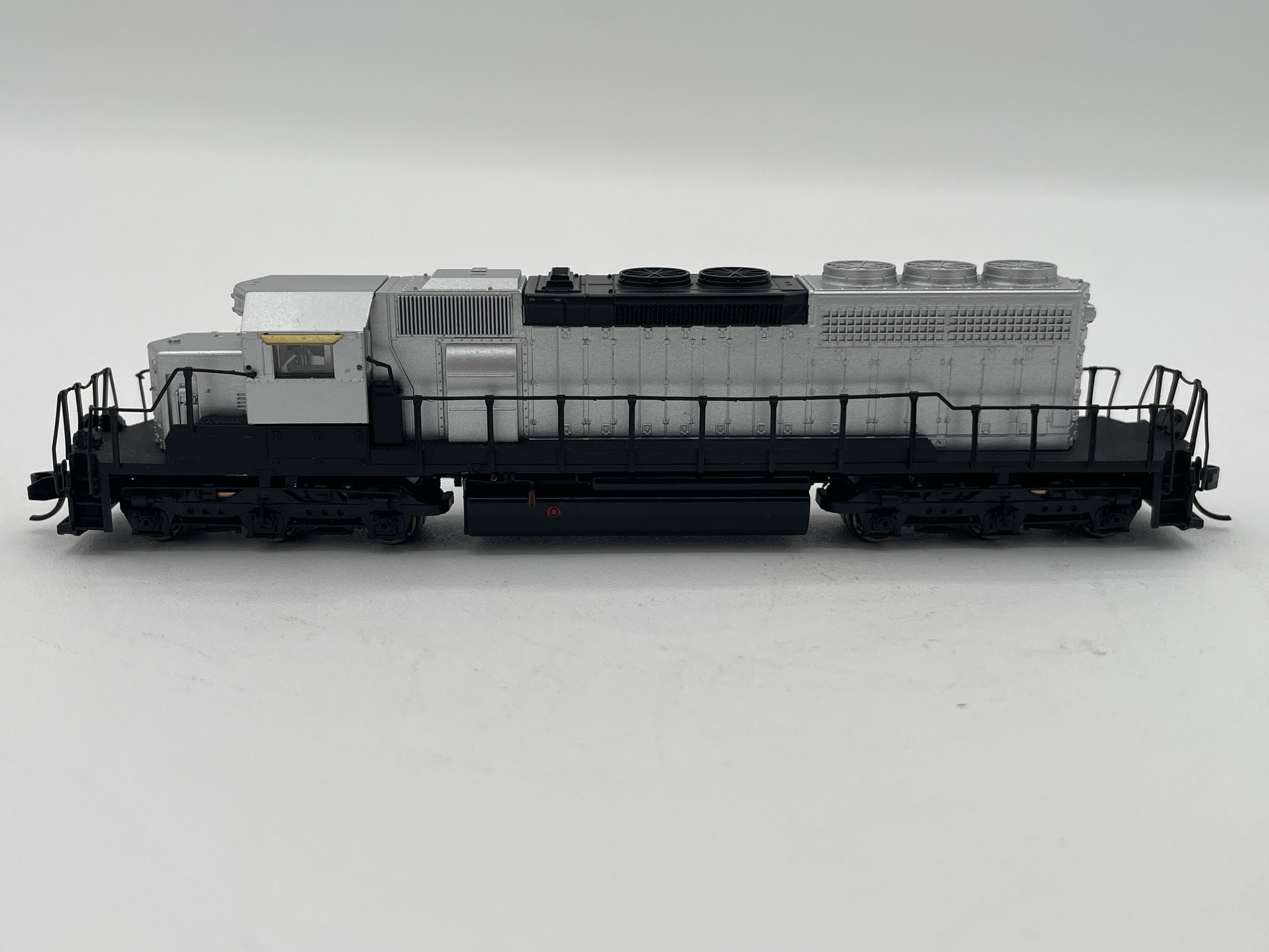 ***BLEMISHED (See photos, sold as-is) Pre-Production Sample REFURBISHED BP4PPSRSD40-2 EMD SD40-2, Unlettered/Unnumbered , Paragon4, Sound, DC/DCC, N