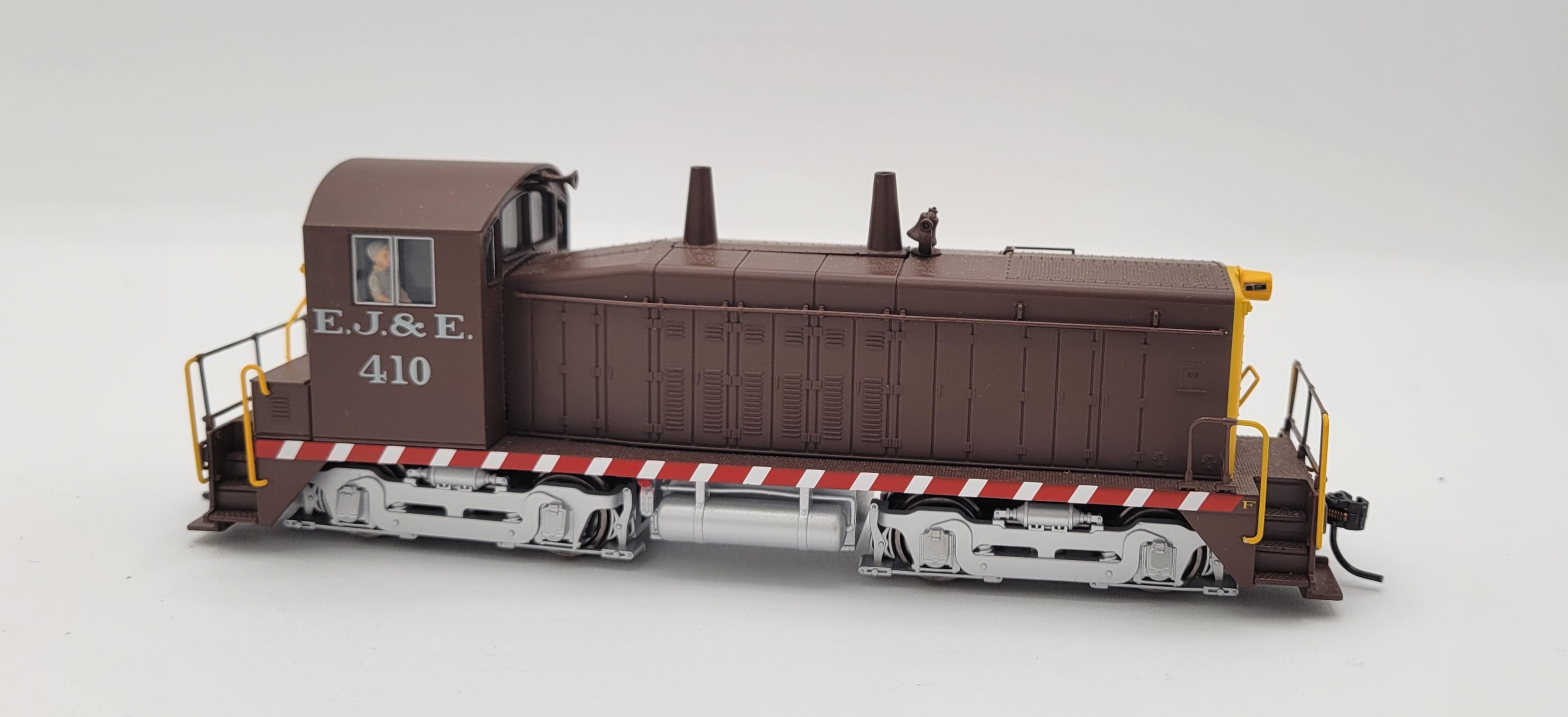 (PRE-PRODUCTION UNPOWERED) REFURBISHED R2950 EMD NW2 Switcher, EJ&E #410, Brown & Yellow, Unpowered, HO