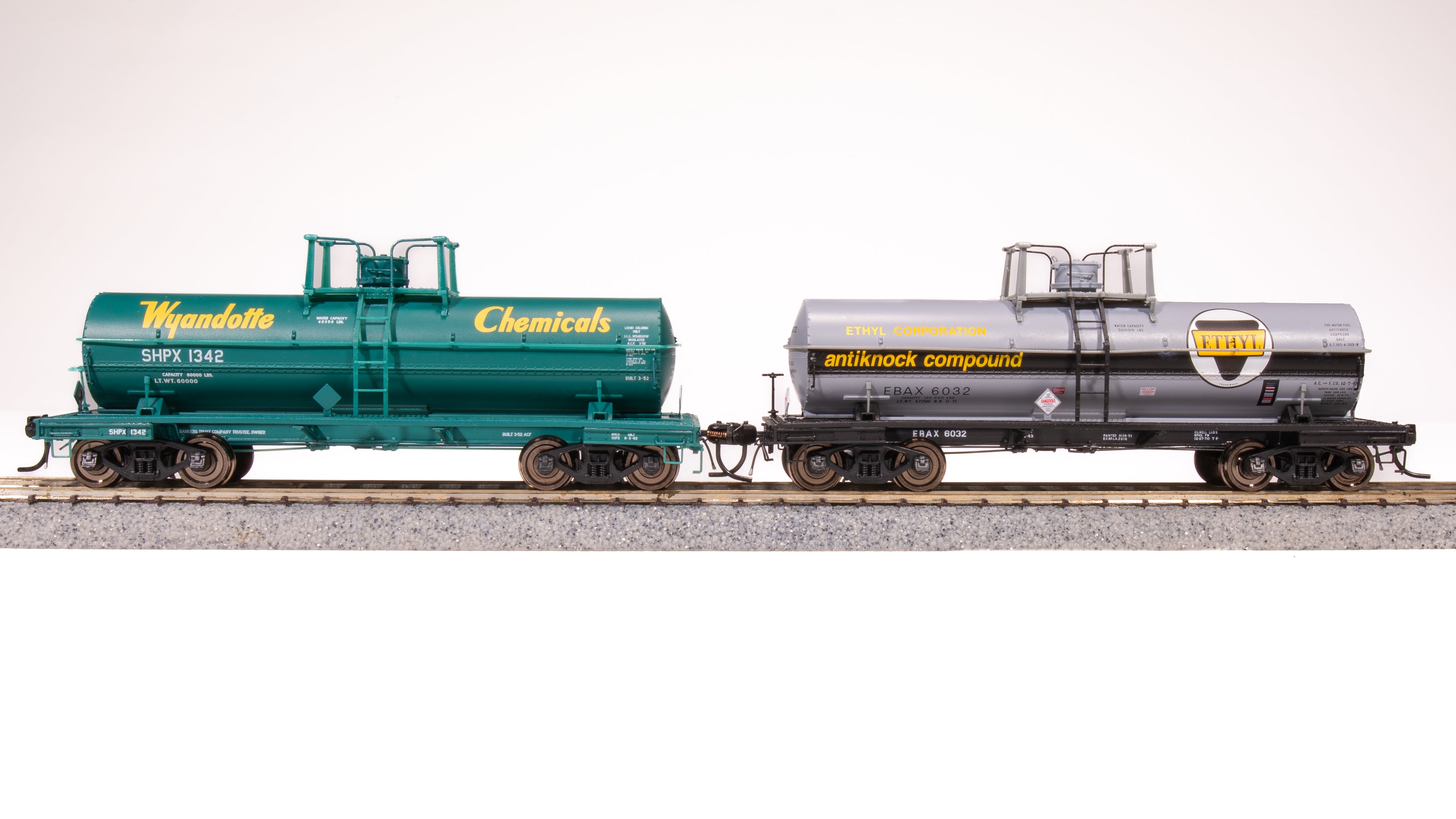 7669 6000 Gallon Tank, 1960's Variety 2-pack A, HO (Ethyl Corp, Wyando