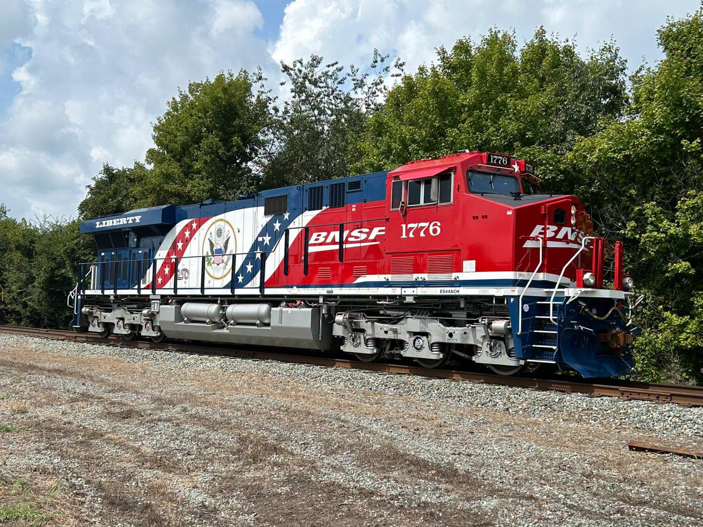 10821 GE ES44AC, BNSF #2026, America250 Series, No-Sound / DCC-Ready, HO