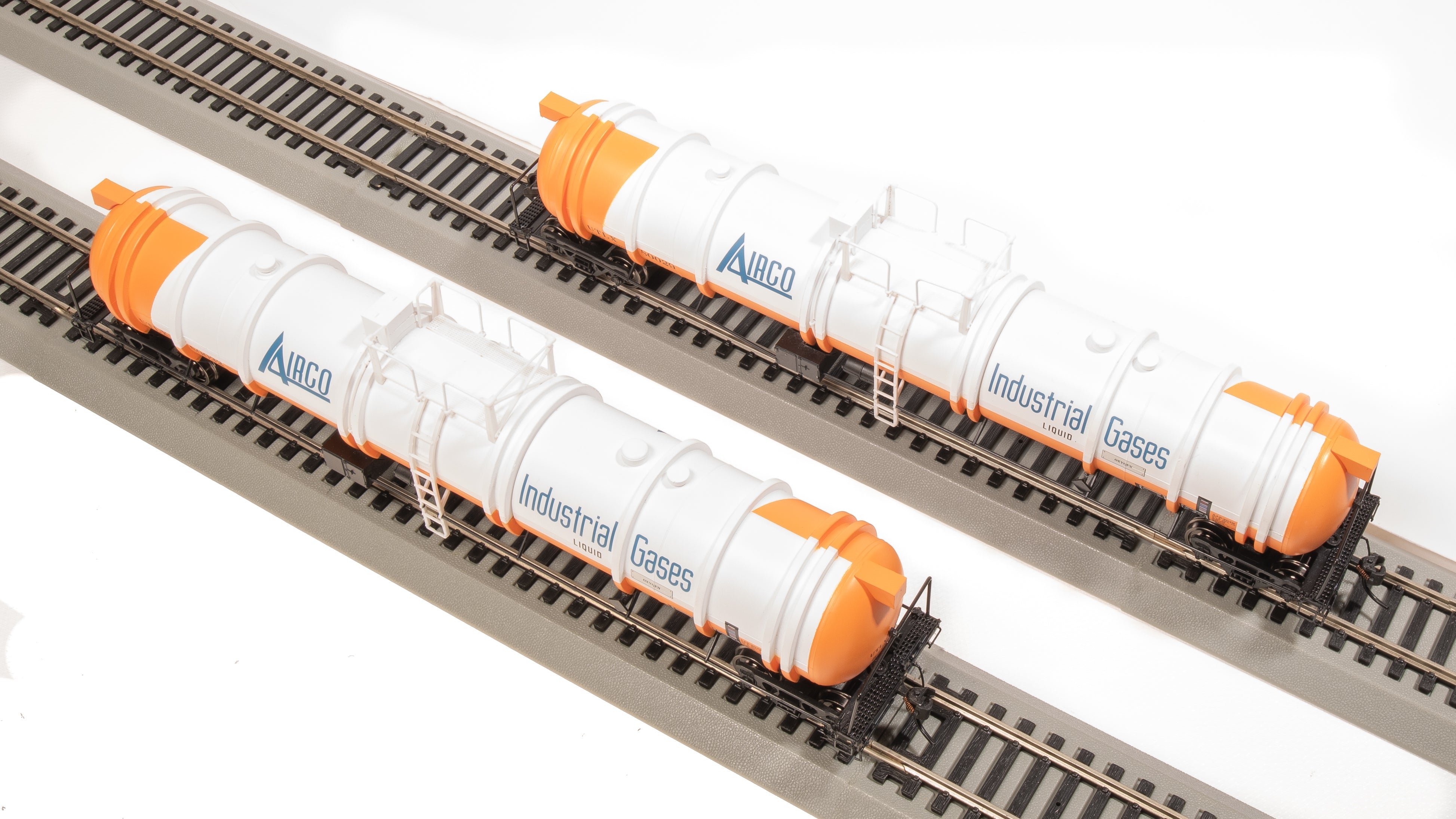 8030 Cryogenic Tank Car, Airco, 2-Pack, HO