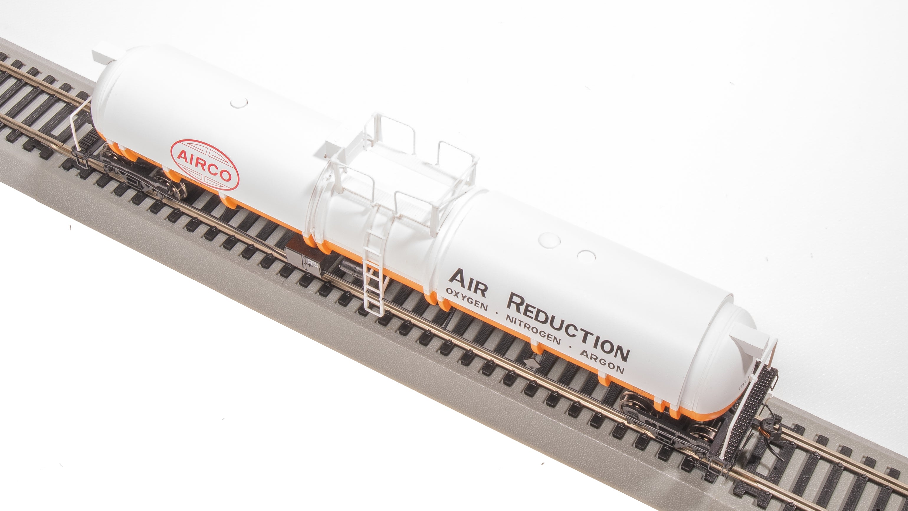8032 Cryogenic Tank Car, Air Reduction, 2-Pack, HO