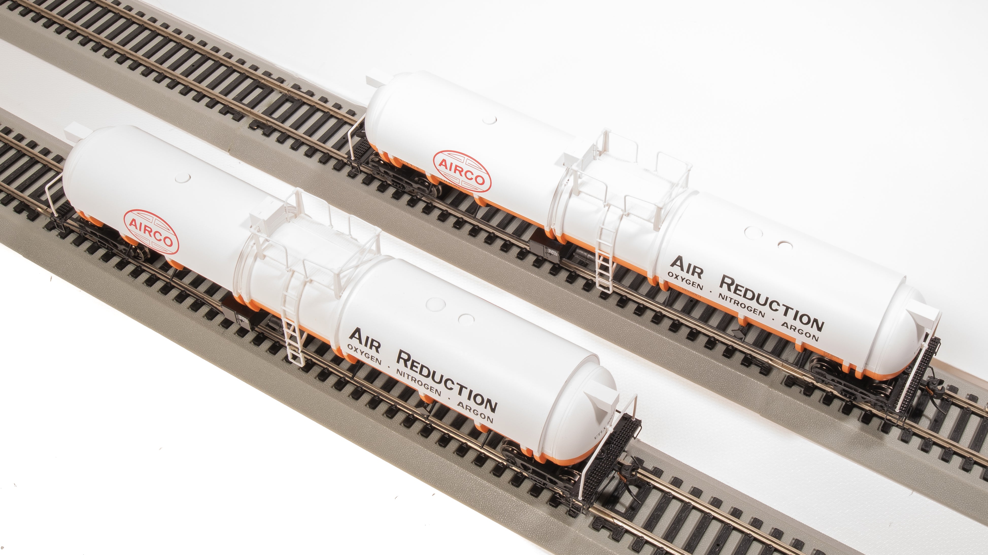 8032 Cryogenic Tank Car, Air Reduction, 2-Pack, HO
