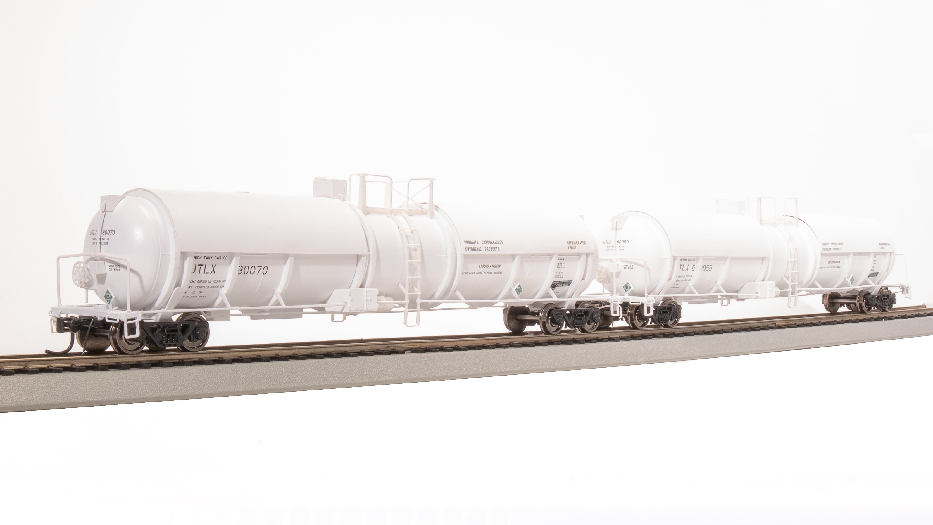 8037 Cryogenic Tank Car, UTLX White, 2-Pack, HO