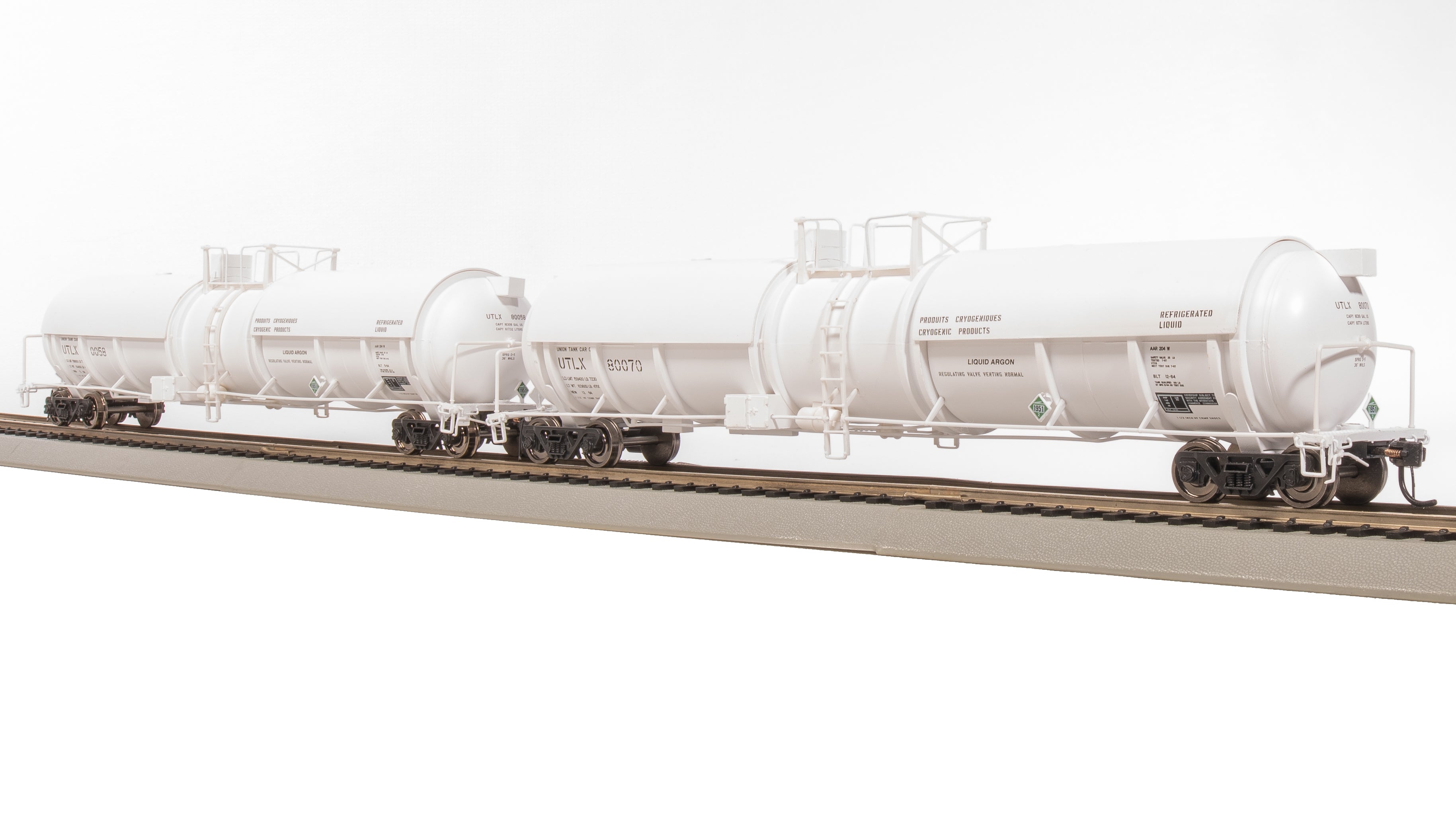8037 Cryogenic Tank Car, UTLX White, 2-Pack, HO