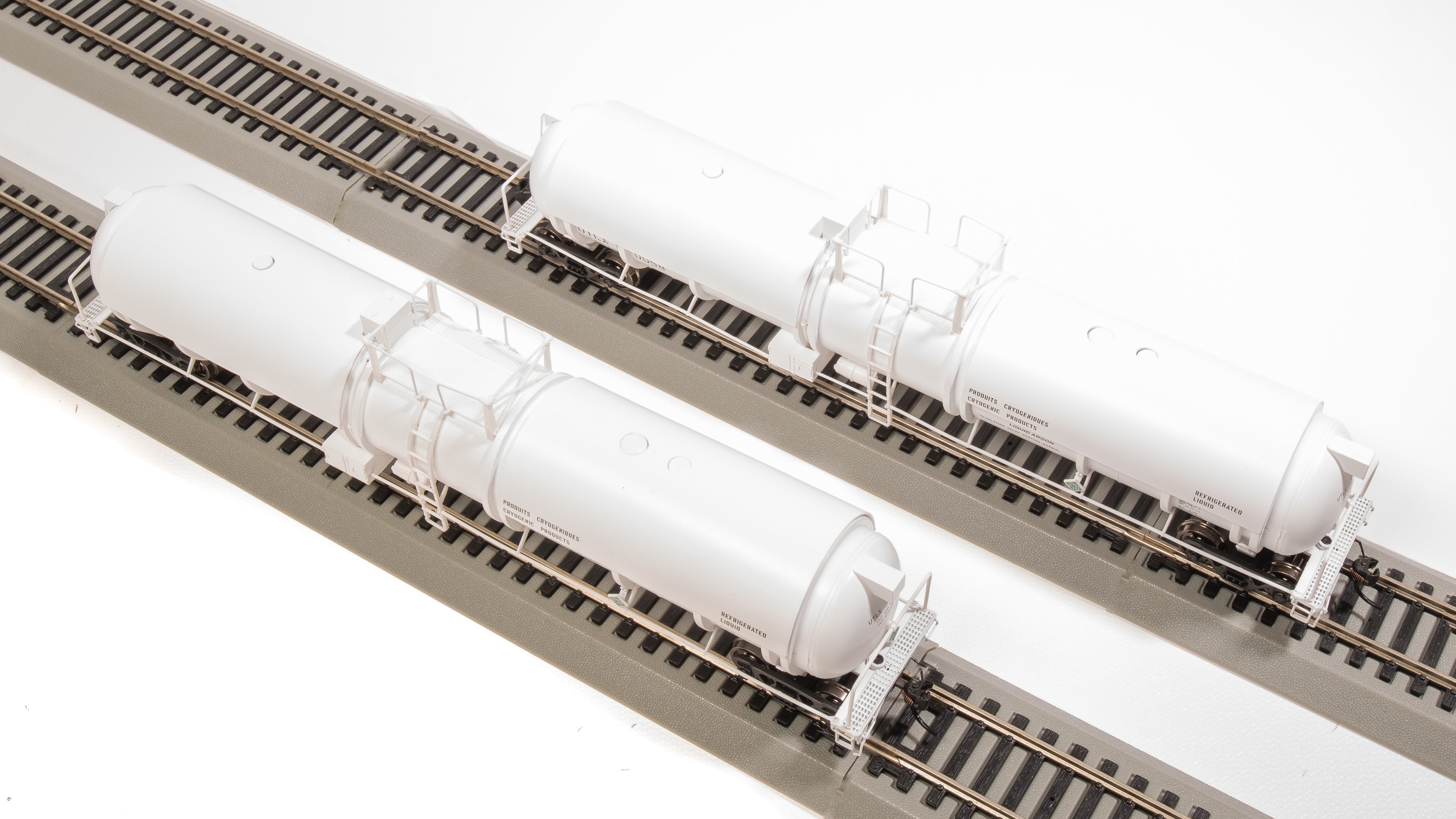 8037 Cryogenic Tank Car, UTLX White, 2-Pack, HO