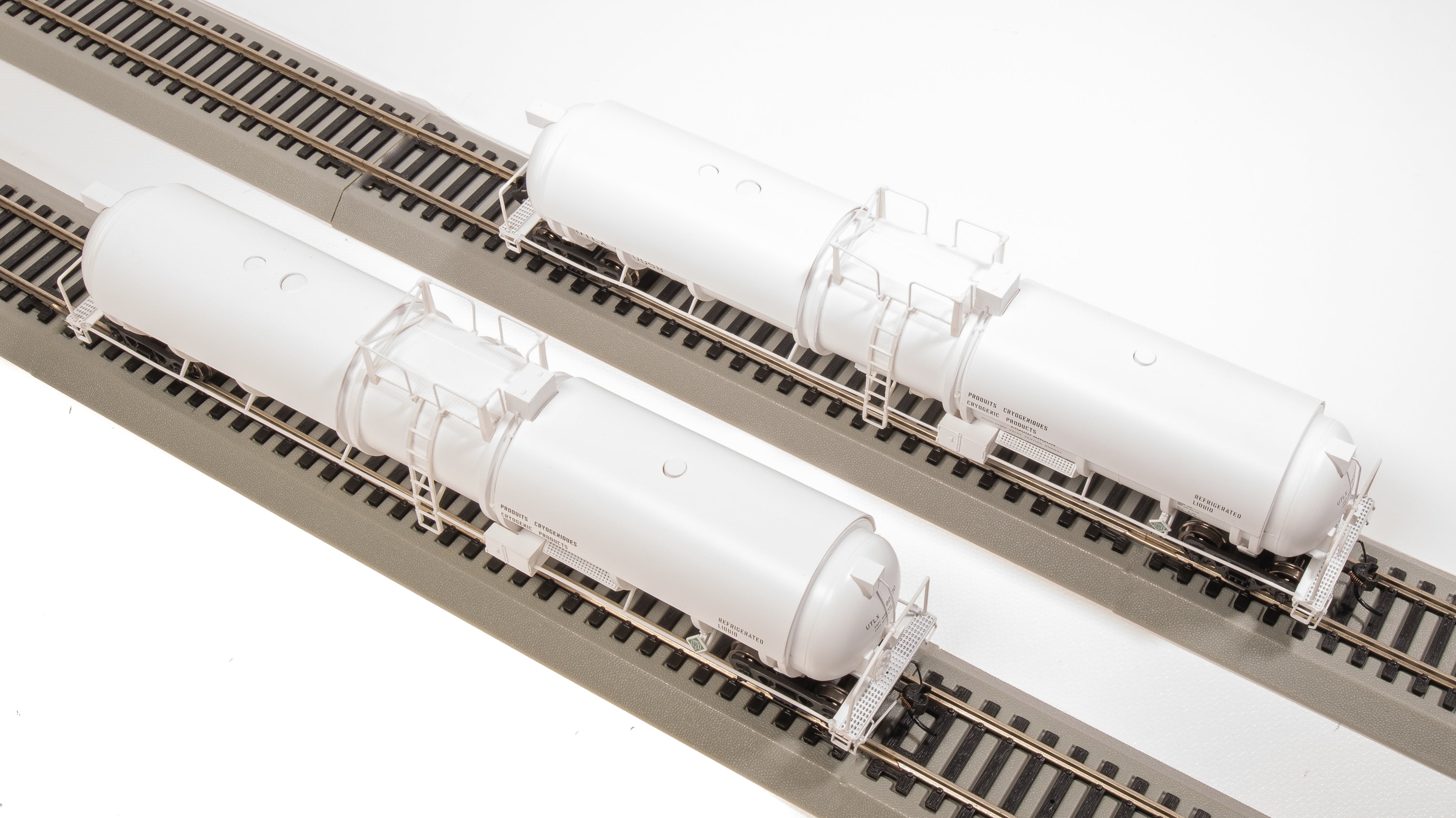 8037 Cryogenic Tank Car, UTLX White, 2-Pack, HO