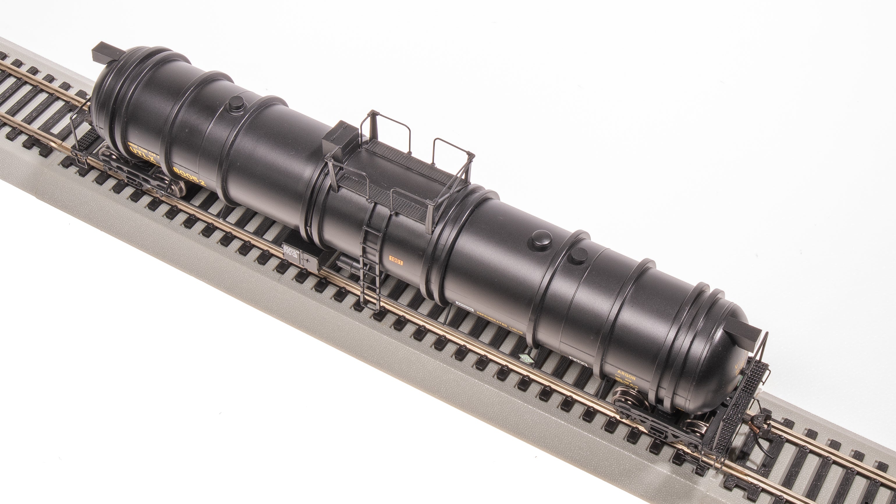 8038 Cryogenic Tank Car, UTLX Black, 2-Pack, HO
