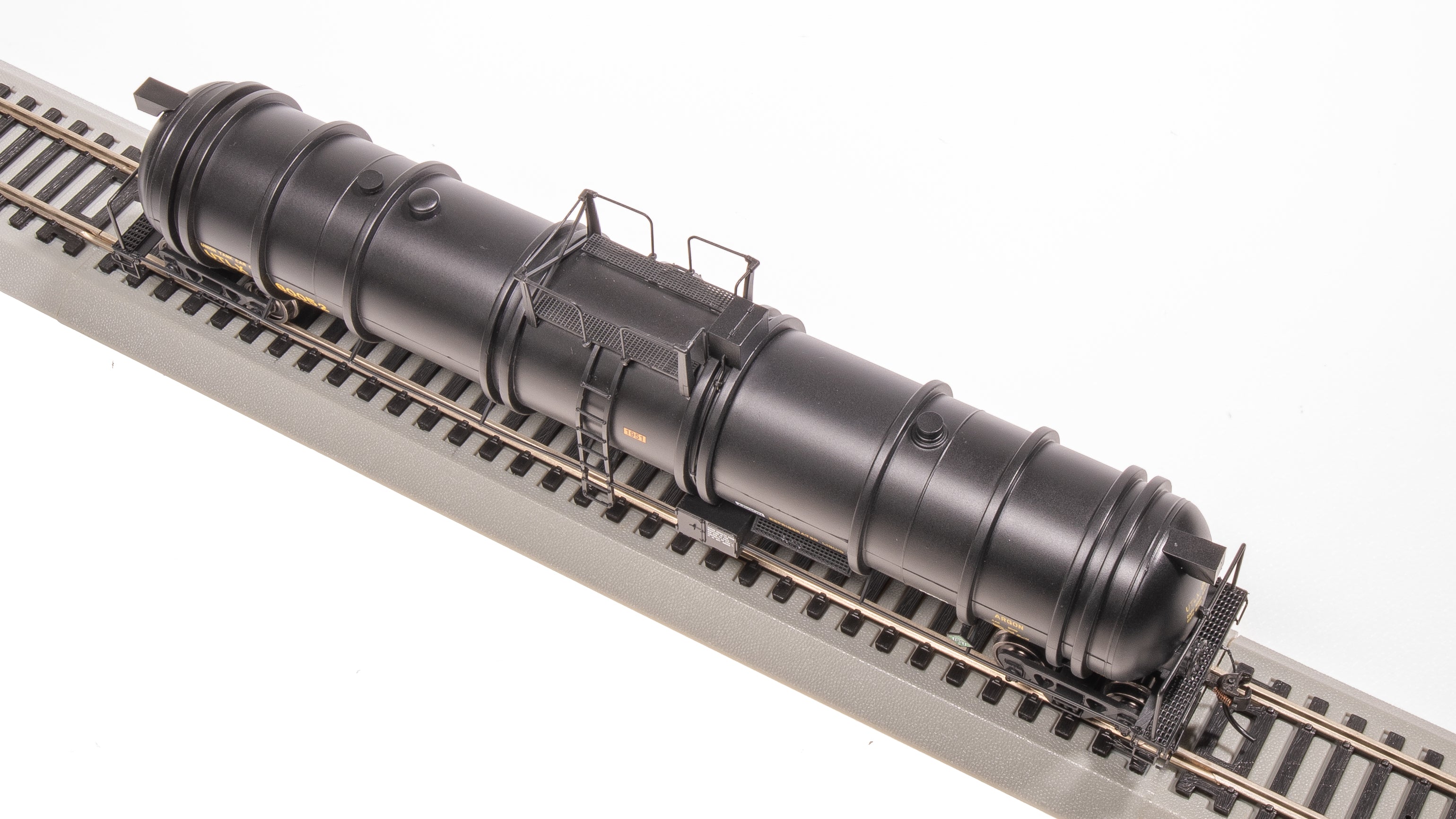8038 Cryogenic Tank Car, UTLX Black, 2-Pack, HO