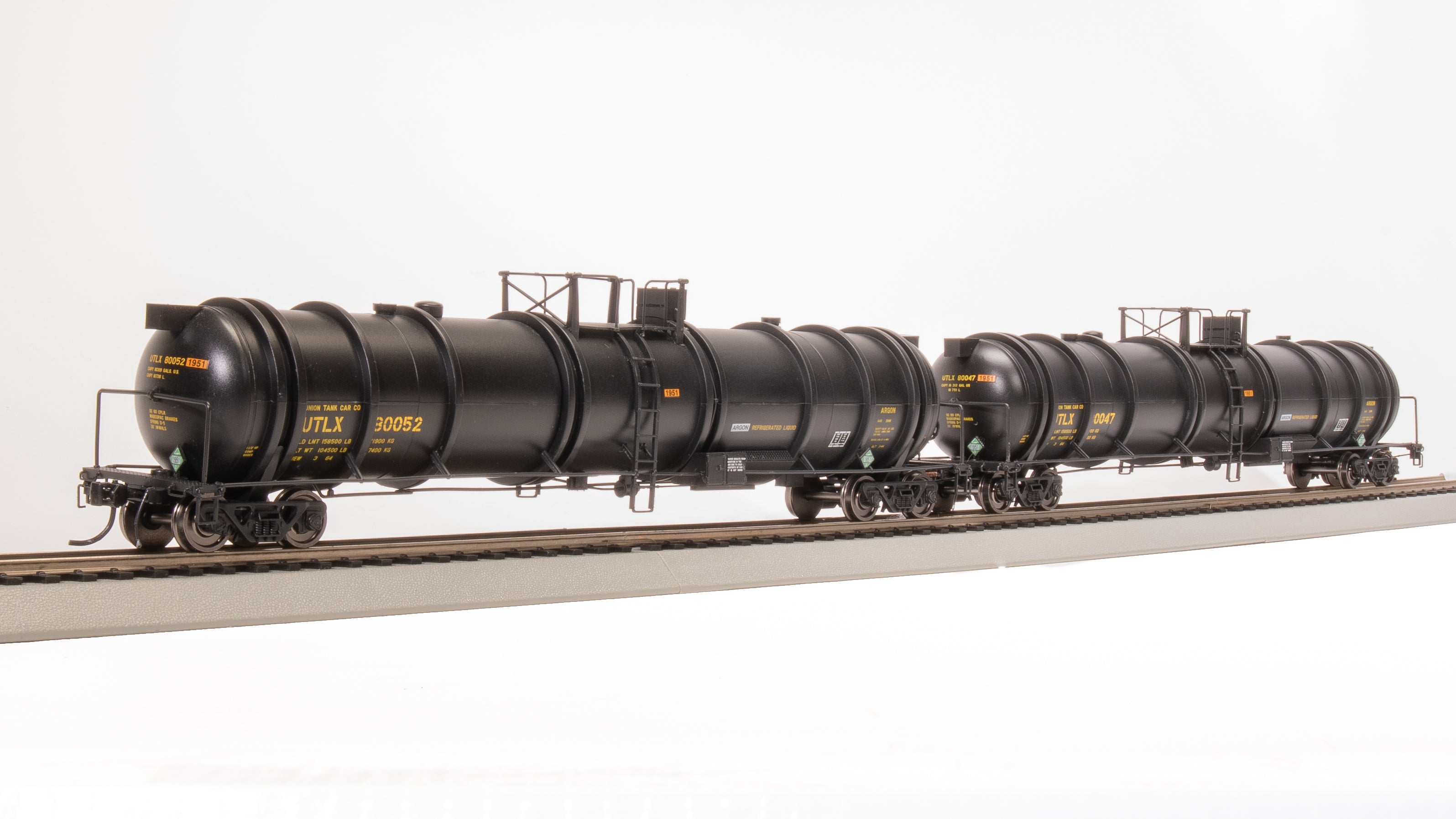 8038 Cryogenic Tank Car, UTLX Black, 2-Pack, HO