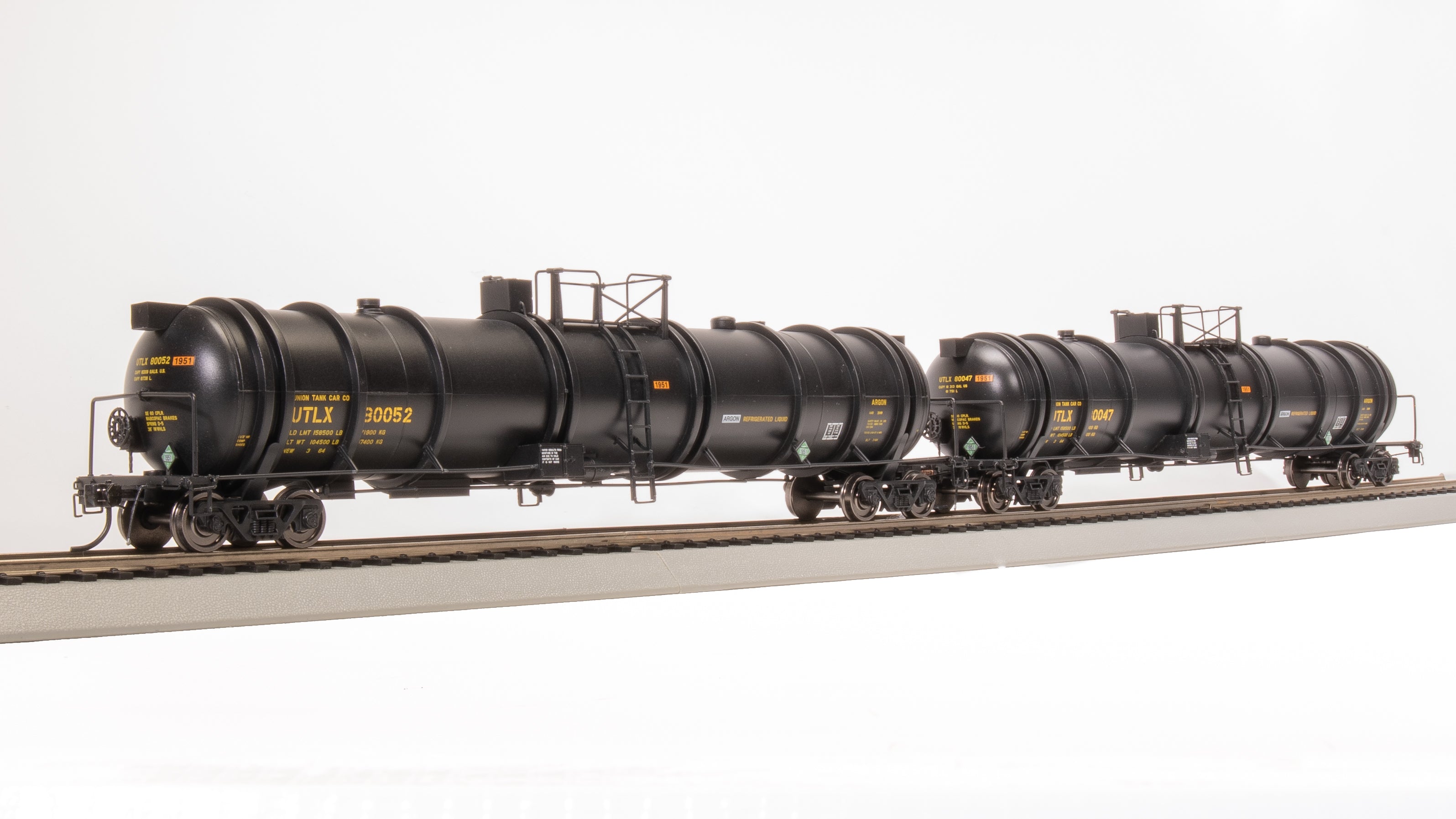 8038 Cryogenic Tank Car, UTLX Black, 2-Pack, HO