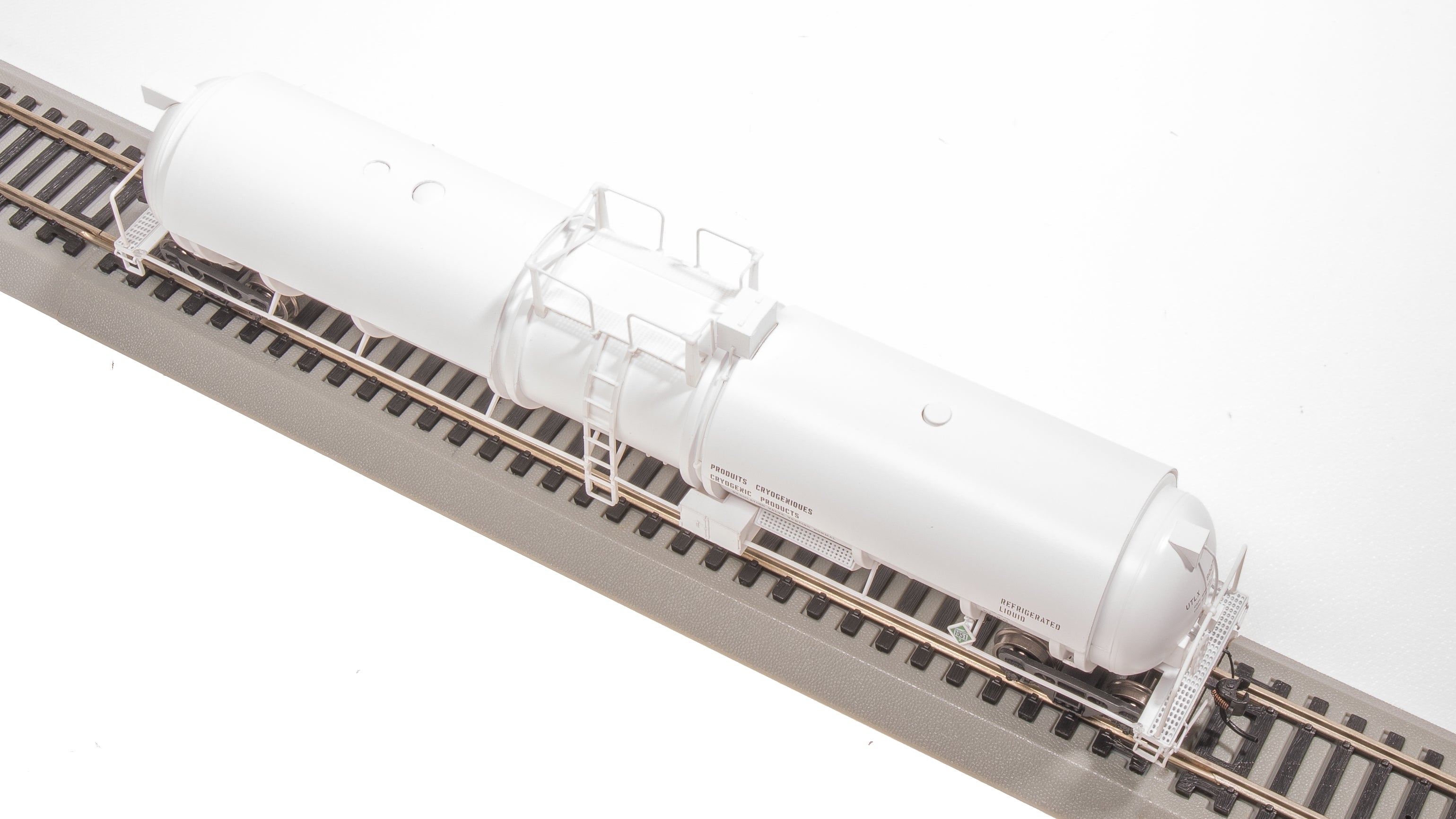 8046 Cryogenic Tank Car, UTLX White, Single Car, HO