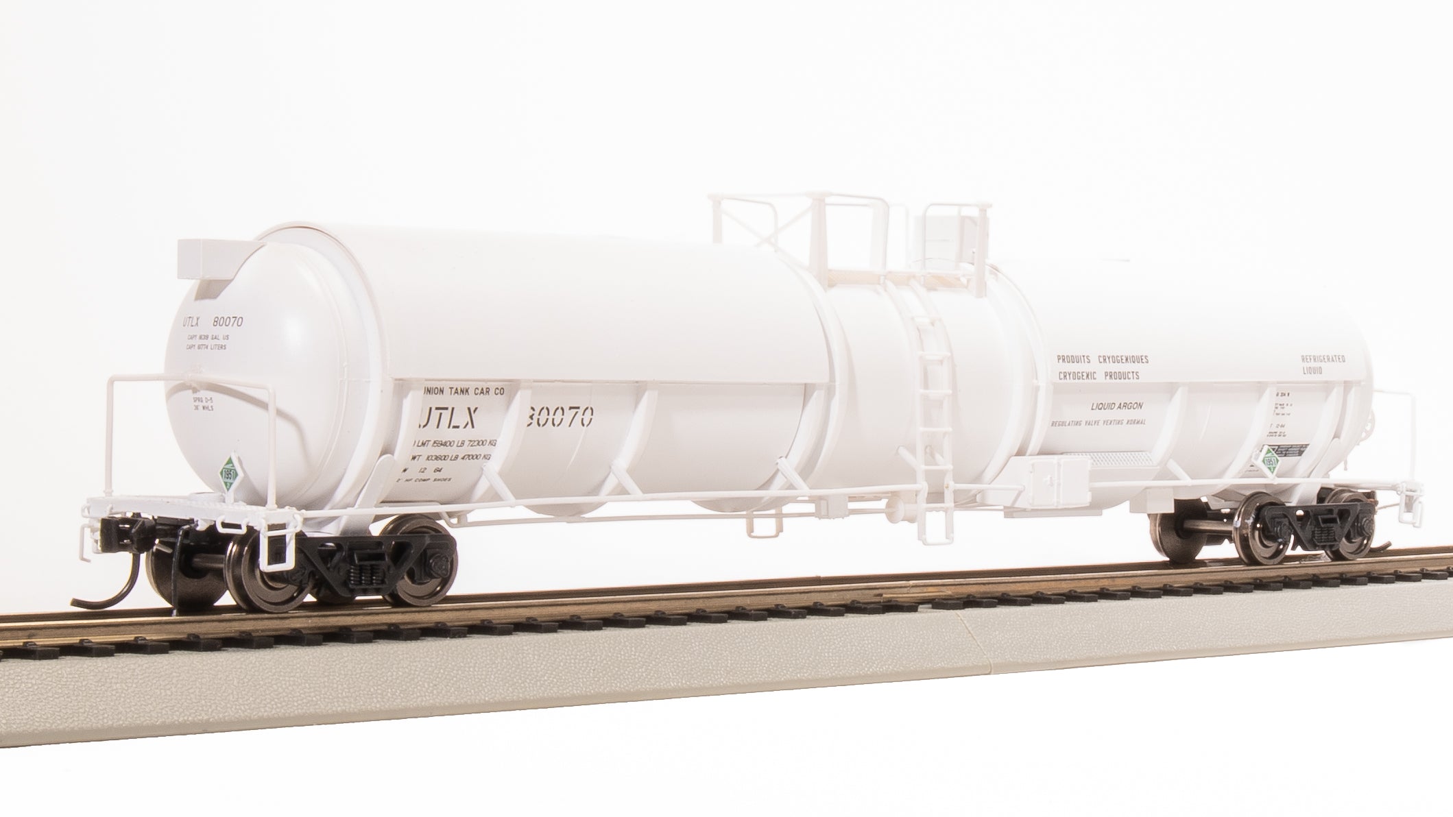 8046 Cryogenic Tank Car, UTLX White, Single Car, HO