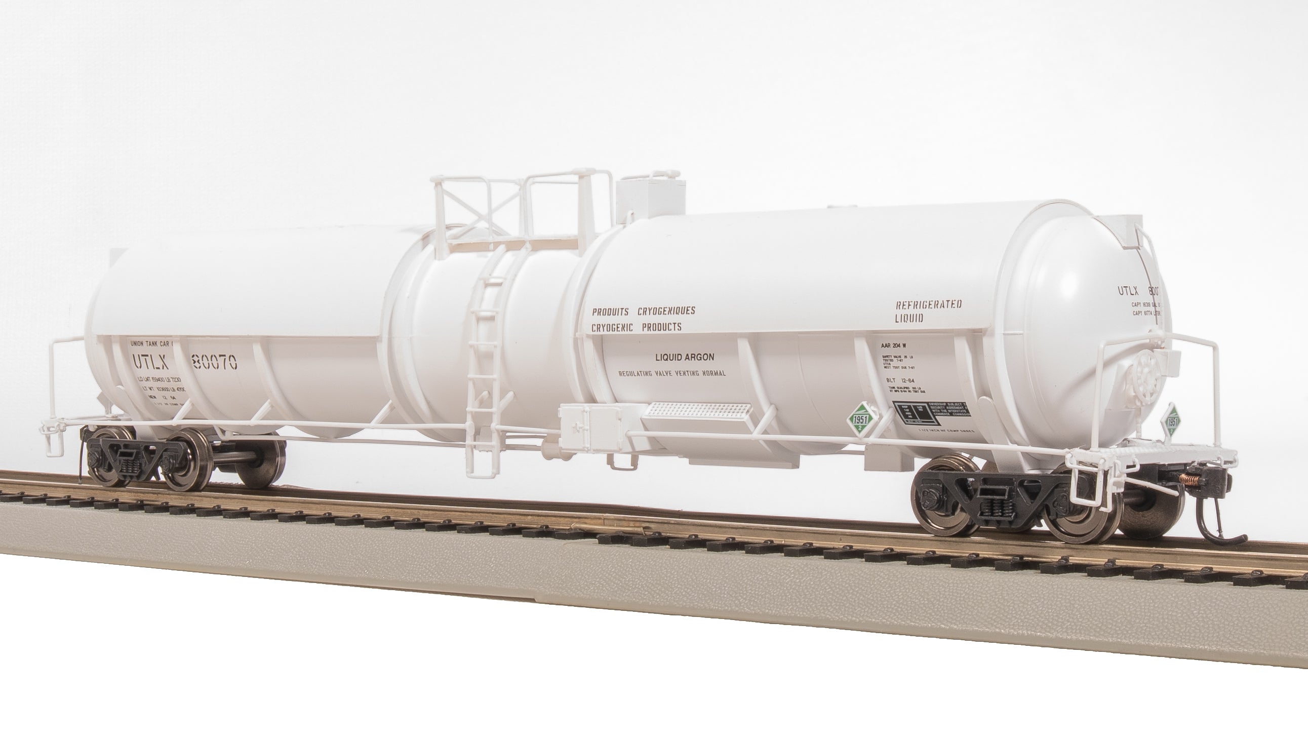8046 Cryogenic Tank Car, UTLX White, Single Car, HO