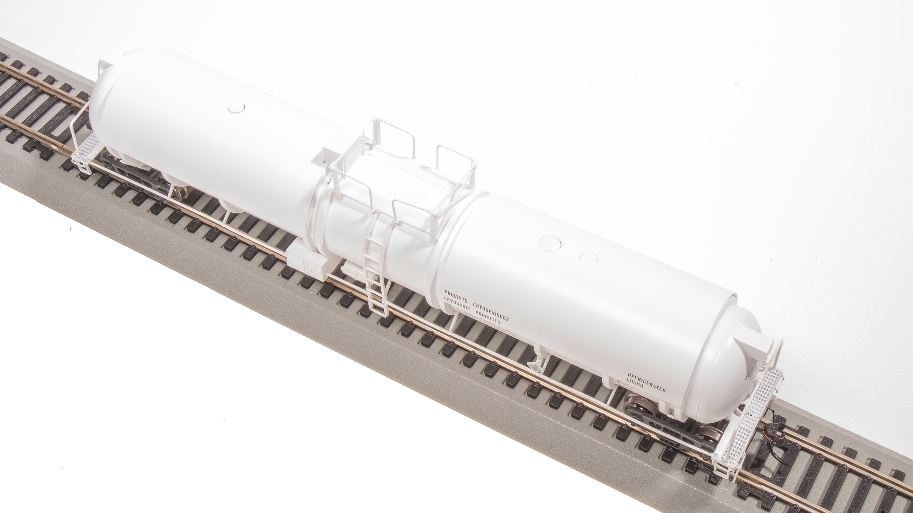 8046 Cryogenic Tank Car, UTLX White, Single Car, HO