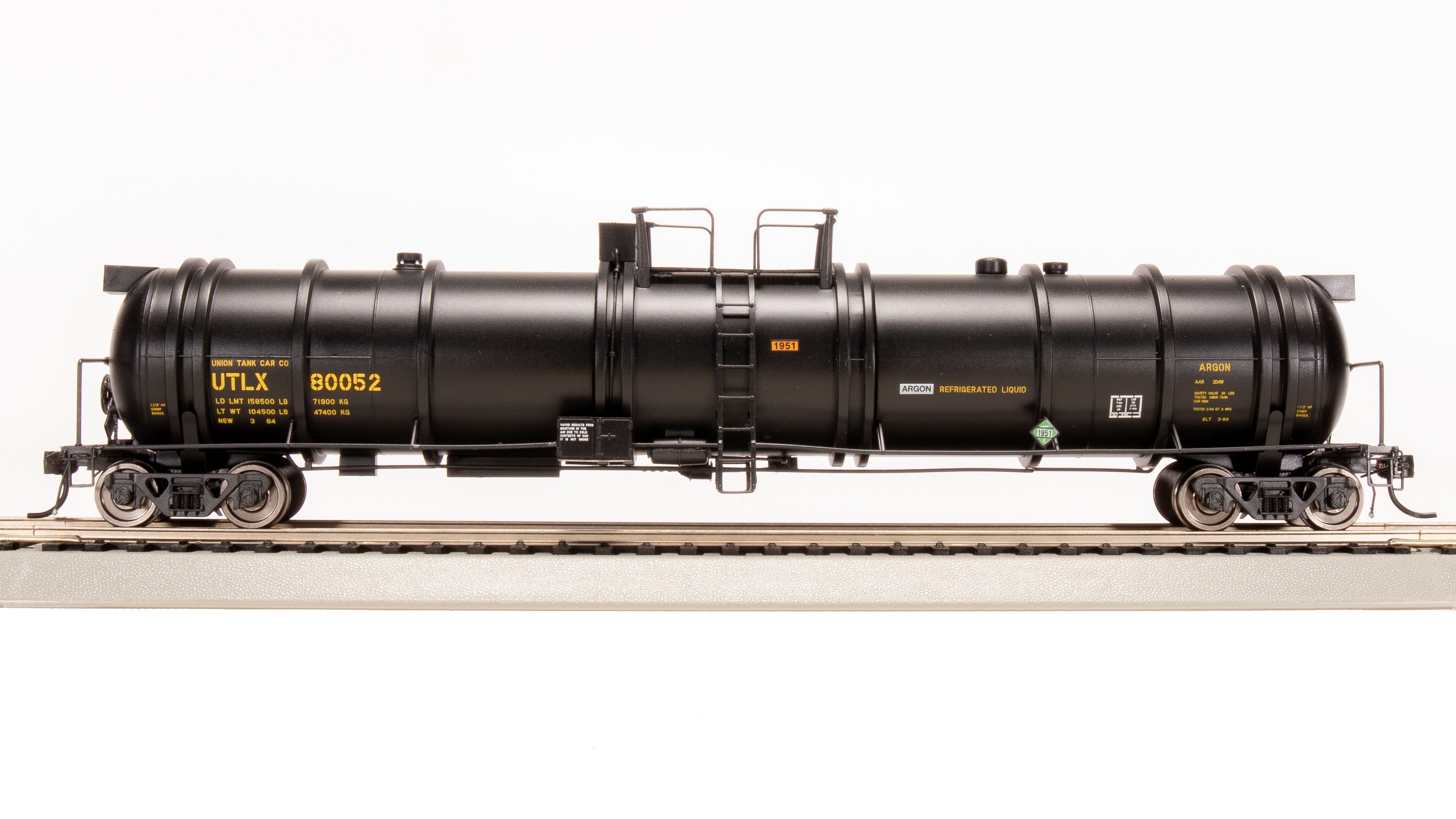 8047 Cryogenic Tank Car, UTLX Black, Single Car, HO