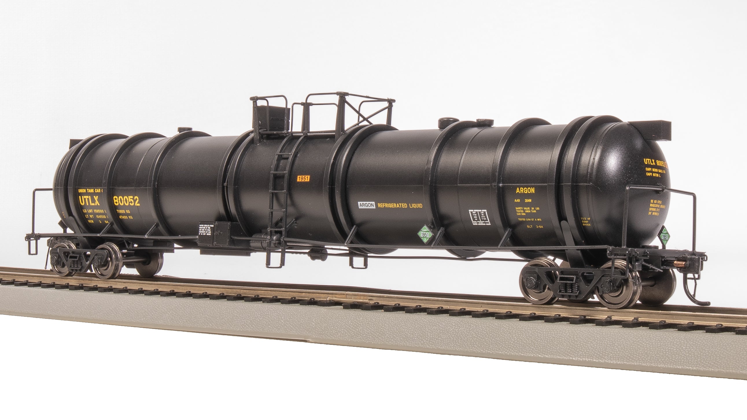 8047 Cryogenic Tank Car, UTLX Black, Single Car, HO