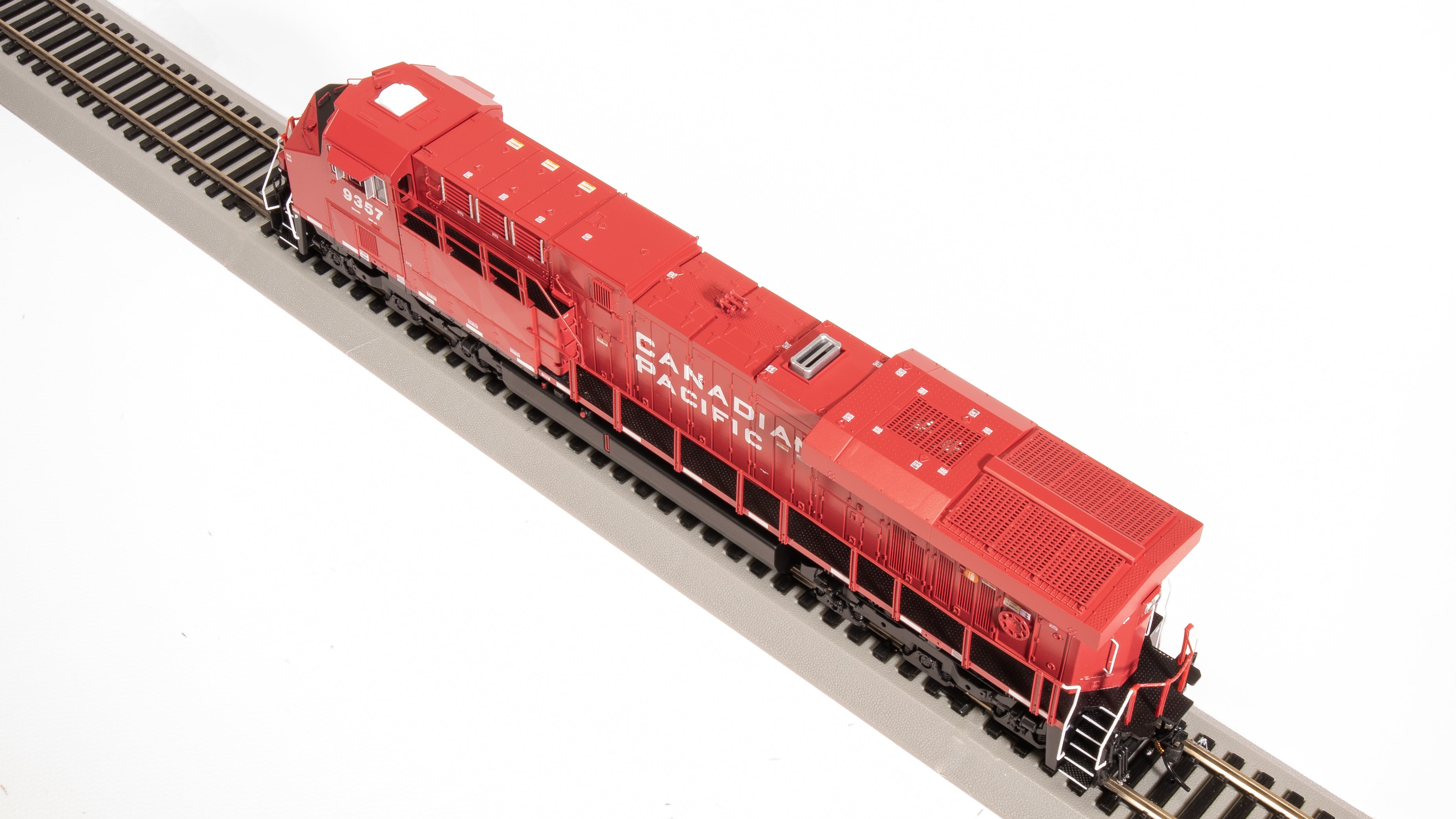 8557 GE ES44AC, CP #9368, Action Red, No-Sound / DCC-Ready, HO