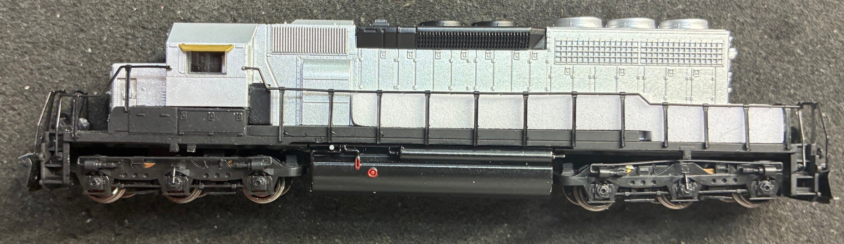 ***Blemished Pre-Production Sample (see photos, sold as-is) REFURBISHED BPSRSD40-2 EMD SD40-2, Unlettered/Unnumbered , No-Sound / DCC-Ready, N