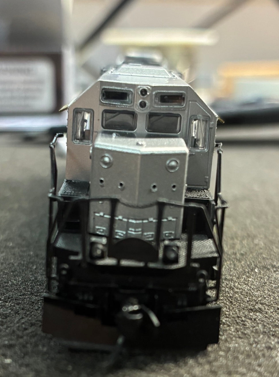 ***Blemished Pre-Production Sample (see photos, sold as-is) REFURBISHED BPSRSD40-2 EMD SD40-2, Unlettered/Unnumbered , No-Sound / DCC-Ready, N