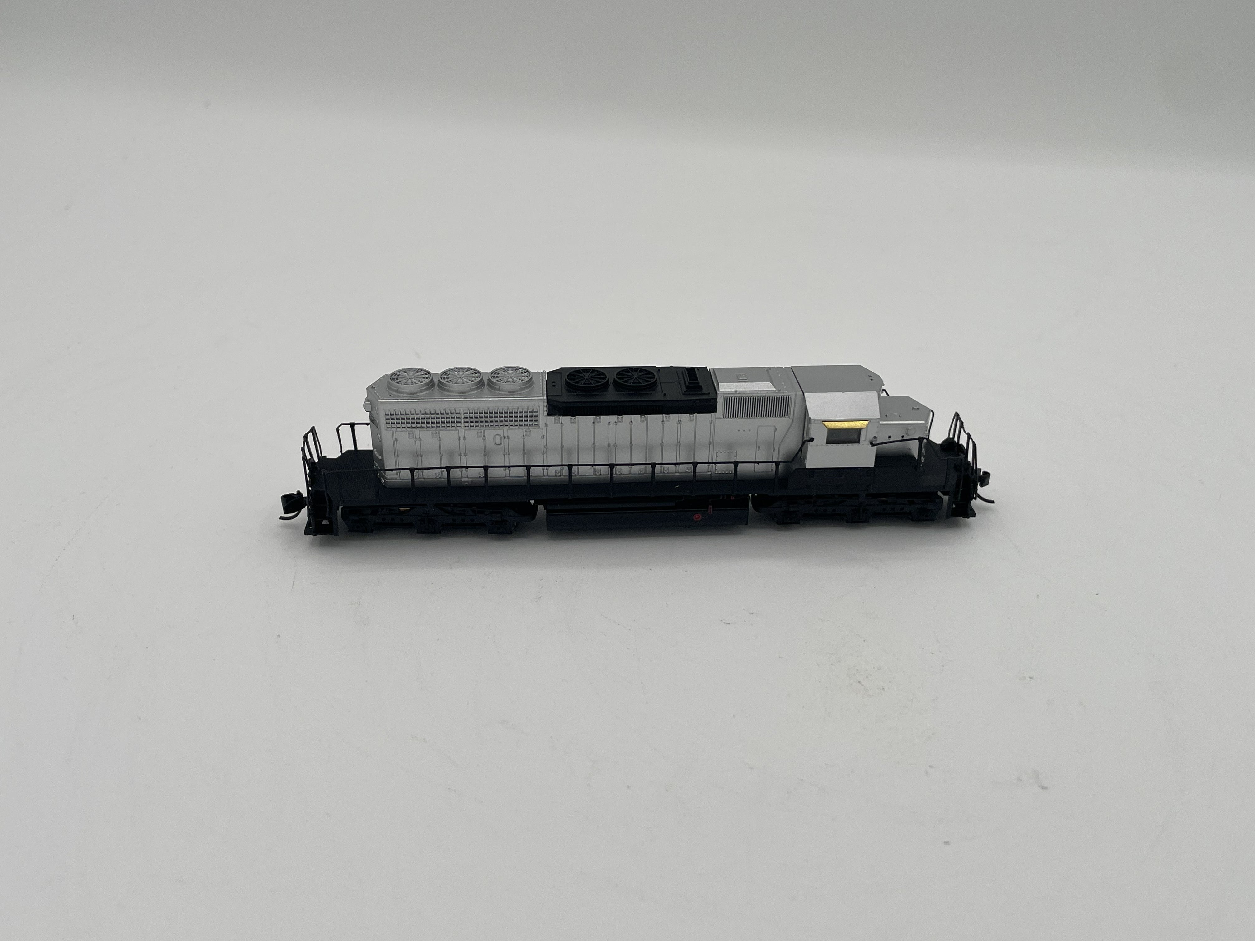 ***BLEMISHED (See photos, sold as-is) Pre-Production Sample REFURBISHED BP4PPSRSD40-2 EMD SD40-2, Unlettered/Unnumbered , Paragon4, Sound, DC/DCC, N